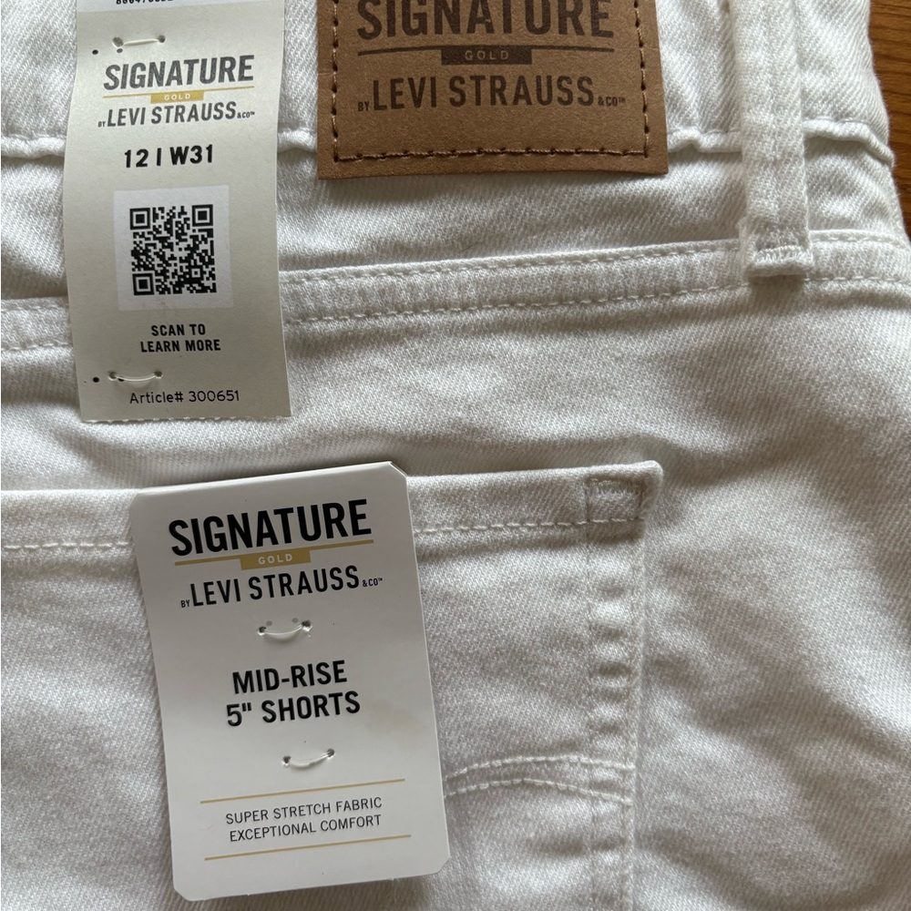 NWT Signature by Levi Strauss Women's White Jean Shorts - Picture 2 of 3
